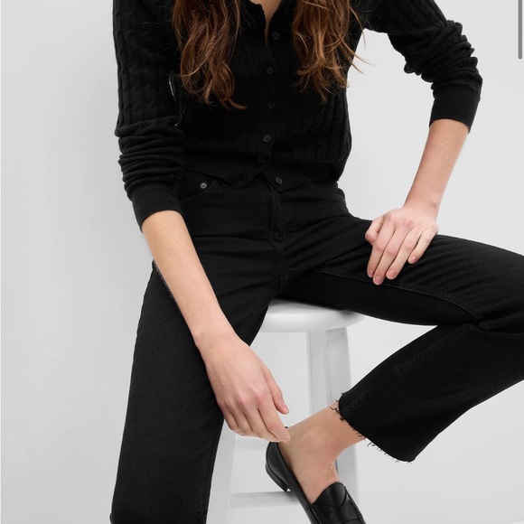 Gap Mid-rise slim straight jeans with wash well. - Picture 2 of 9